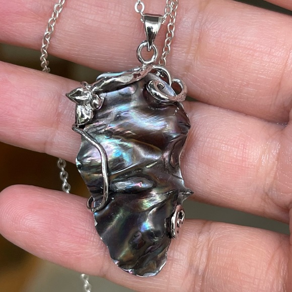 Black pearl on mother of pearl silver pendant - Picture 6 of 8